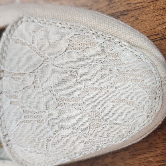 Sanuk slip-ons with Lace detail - Picture 4 of 4
